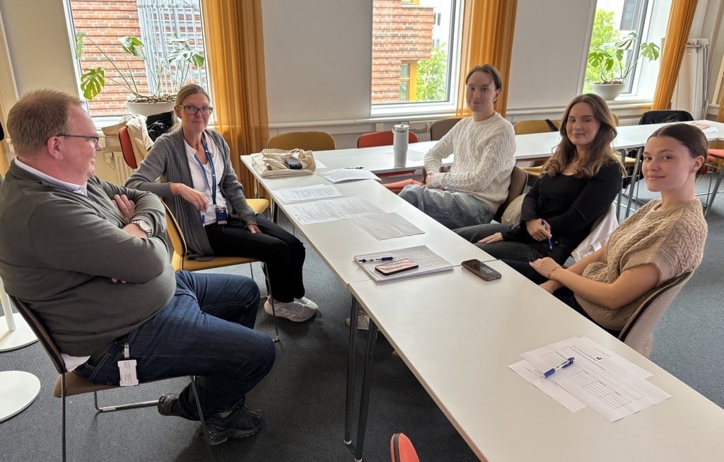 Personer runt ett bord