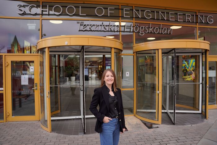 kvinna framför entré