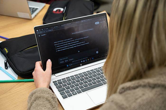 En elev sitter och jobbar med chatGpt