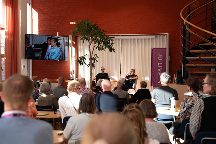 Aron och Tobias på scenen under JU LIVE