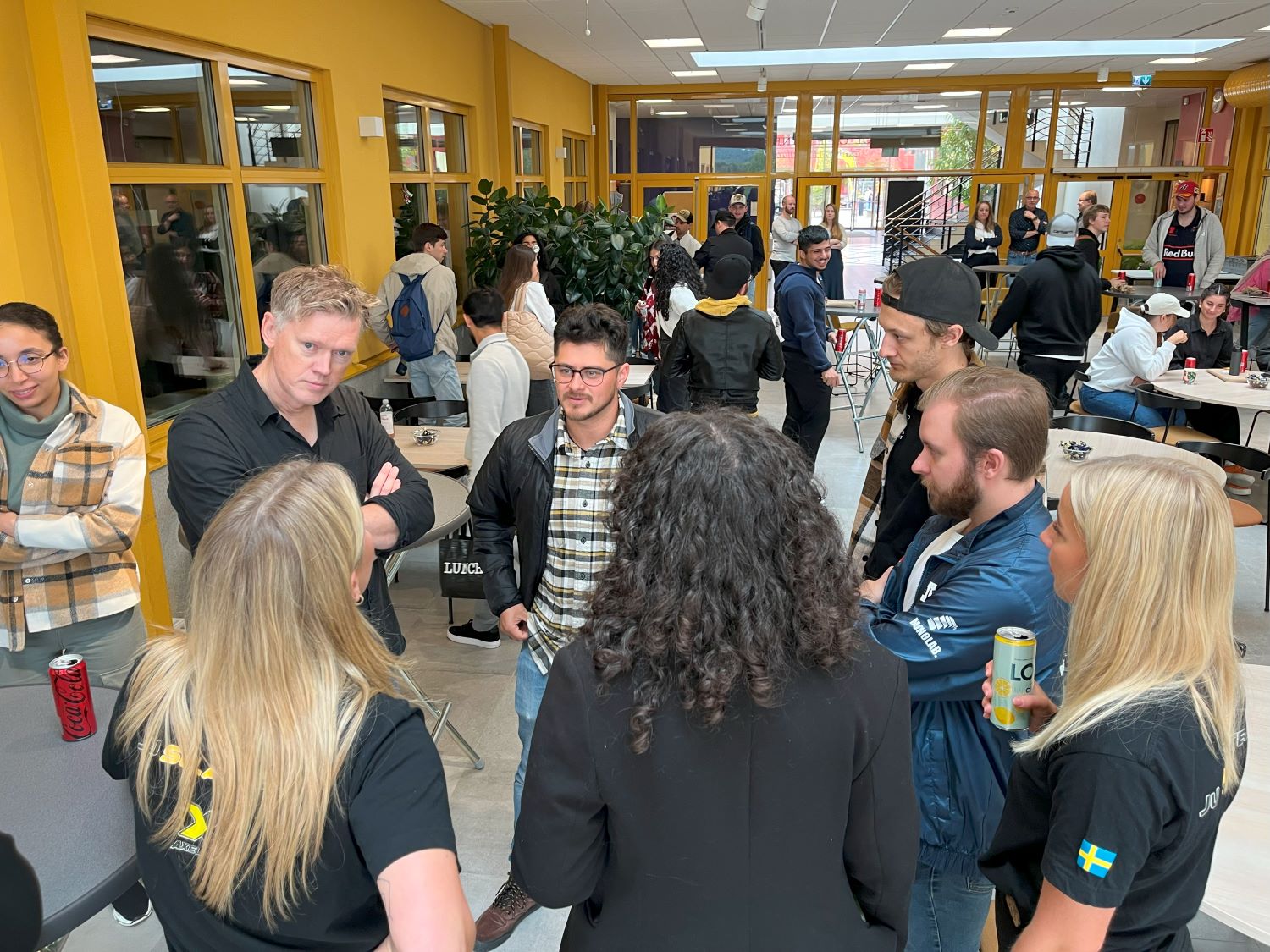 Mingel mellan studenter och andra.