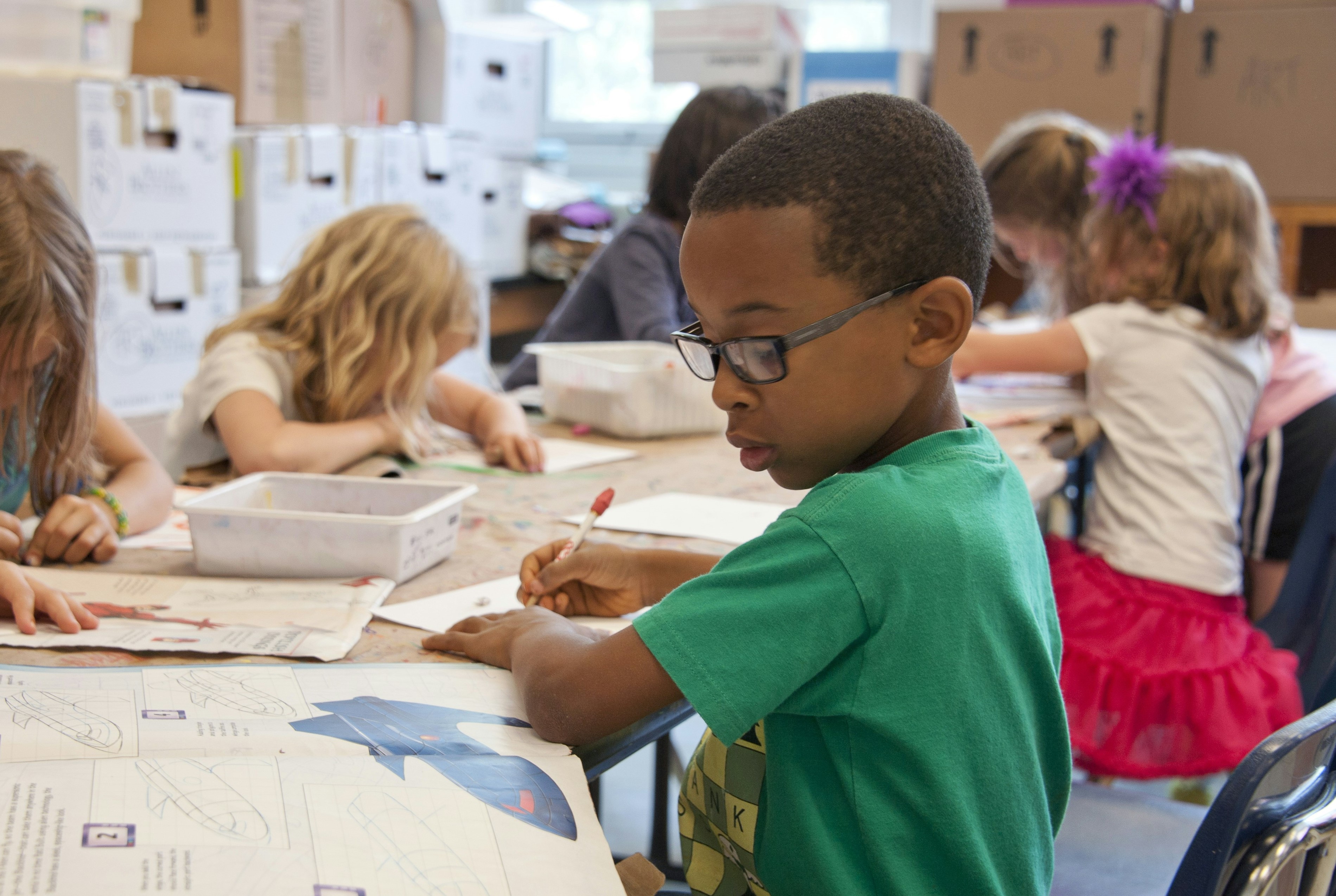 Skolbarn under en lektion.