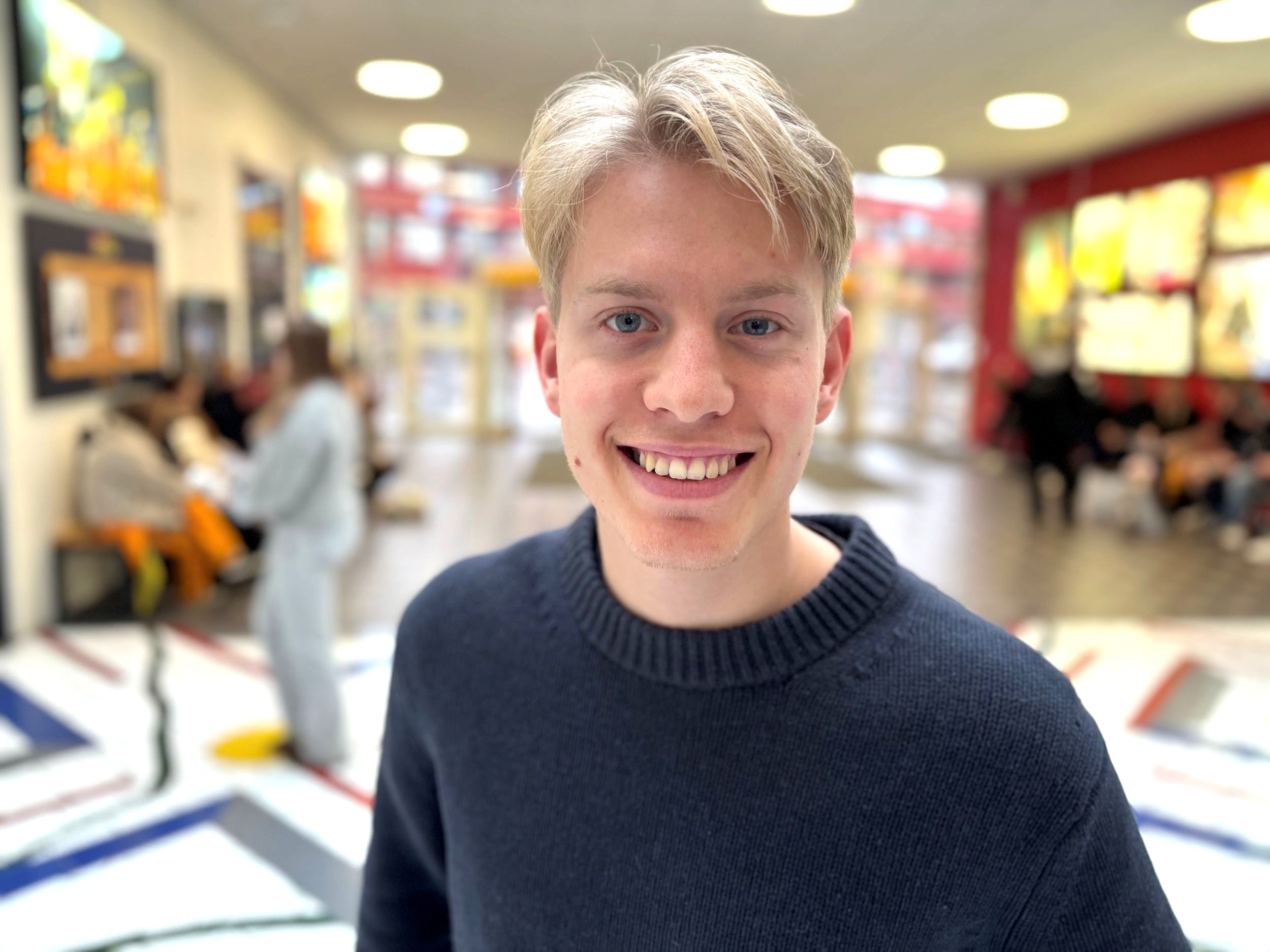 Ung kille i byggnad.