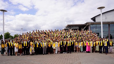 Avslutning vid Tekniska Högskolan, studenter på campus