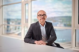 Man vid ett fönster